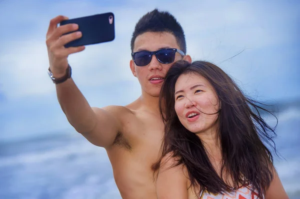 Όμορφες και χαρούμενες Ασίας κινεζική ζευγάρι λαμβάνοντας αυτοπορτρέτα pho — Φωτογραφία Αρχείου