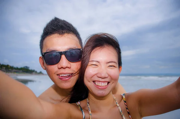 年轻快乐和美丽的亚洲华人夫妇服用自拍粉 — 图库照片