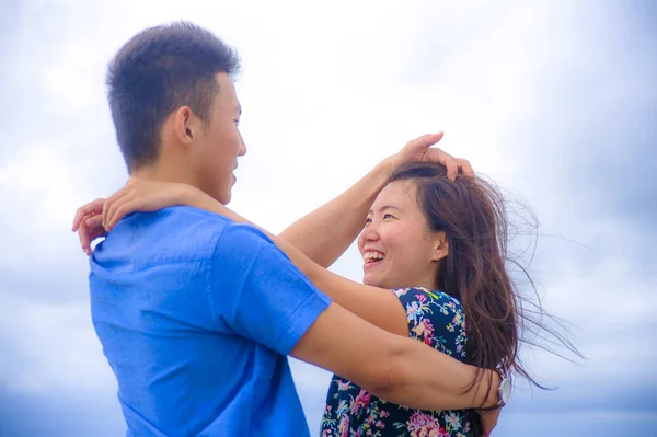 Красивая азиатская пара из Китая с женщиной обнимает своего парня Рому — стоковое фото