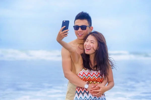 年轻快乐和美丽的亚洲华人夫妇服用自拍粉 — 图库照片