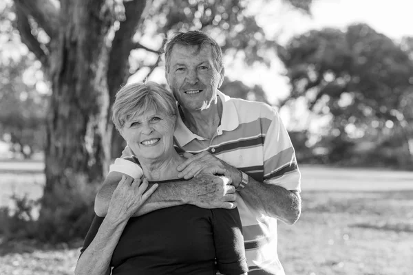 Ασπρόμαυρο πορτρέτο της αμερικανικής ανώτερος όμορφη και ευτυχισμένη ζευγάρι περίπου 70 ετών δείχνει αγάπη και στοργή χαμογελώντας μαζί — Φωτογραφία Αρχείου