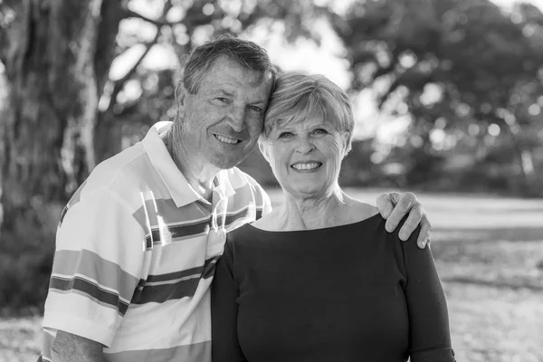 Чорно-білі портрет американський старший красивою і щасливою Літня пара близько 70 років показують любові і ласки, посміхаючись разом — стокове фото