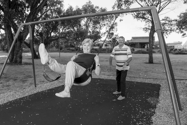 Игривая и счастливая пожилая американская пара около 70 лет enj — стоковое фото