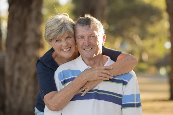 Πορτρέτο της αμερικανικής ανώτερος όμορφο και ευτυχισμένο ζευγάρι περίπου 70 ετών δείχνει αγάπη και στοργή χαμογελώντας μαζί στο πάρκο — Φωτογραφία Αρχείου