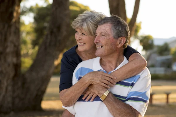 Potret pasangan senior Amerika yang cantik dan bahagia sekitar 70 tahun menunjukkan cinta dan kasih sayang tersenyum bersama di taman — Stok Foto