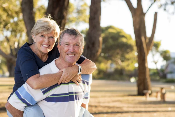 Πορτρέτο της αμερικανικής ανώτερος όμορφο και ευτυχισμένο ζευγάρι περίπου 70 ετών δείχνει αγάπη και στοργή χαμογελώντας μαζί στο πάρκο — Φωτογραφία Αρχείου