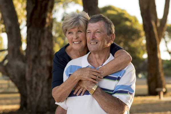 Retrato de americano senior hermosa y feliz pareja madura ar — Foto de Stock