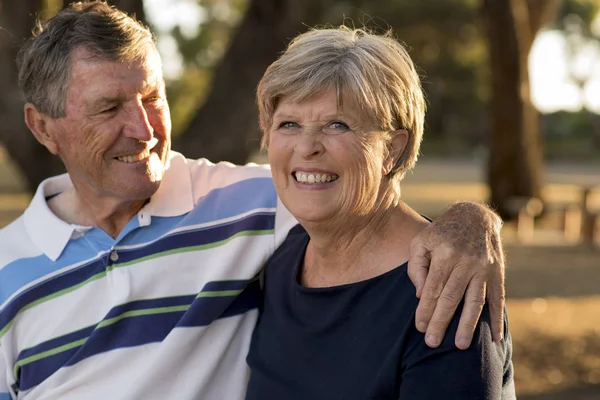 Retrato de americano senior hermosa y feliz pareja madura ar — Foto de Stock