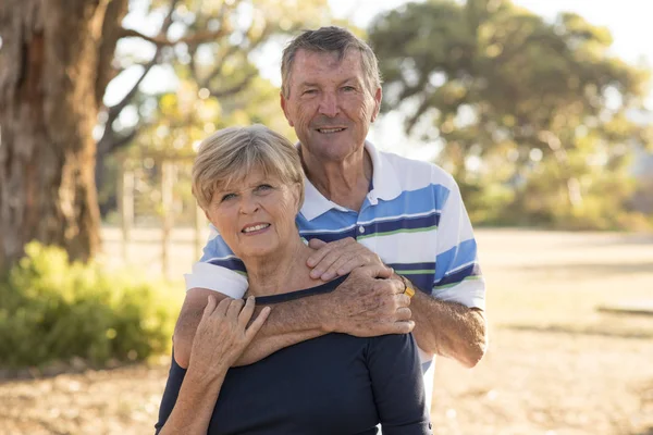 Retrato de americano senior hermosa y feliz pareja madura ar — Foto de Stock