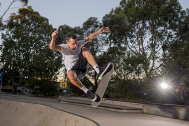 adam atlama ve zevk pratik radikal paten kurulu hile ve stunts pateni beton yarım boru spor ve sağlıklı yaşam tarzı takip 