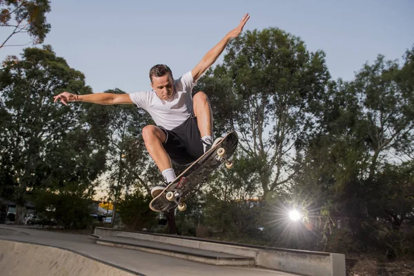 Pria berlatih papan seluncur radikal melompat dan menikmati trik dan stunts dalam beton setengah jalur skating pipa dalam olahraga dan gaya hidup sehat — Stok Foto
