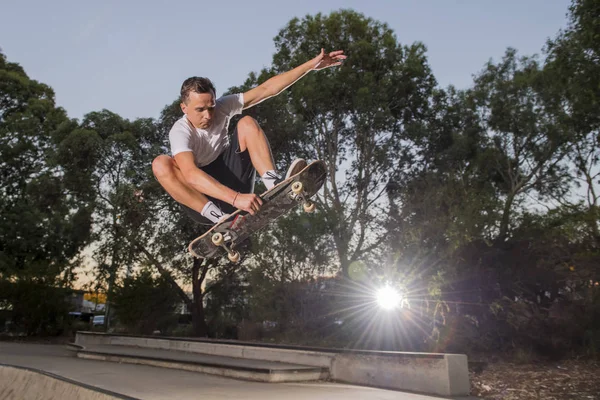 Pria berlatih papan seluncur radikal melompat dan menikmati trik dan stunts dalam beton setengah jalur skating pipa dalam olahraga dan gaya hidup sehat — Stok Foto