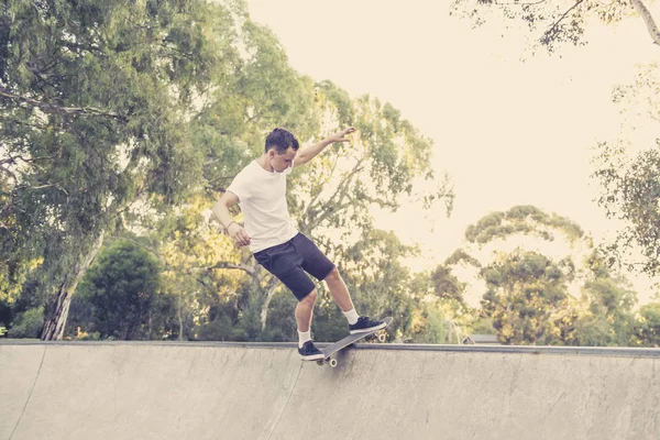 Homem praticando skate radical board jumping e desfrutar de truques e acrobacias em concreto meia pista de patinação tubo no esporte e estilo de vida saudável — Fotografia de Stock