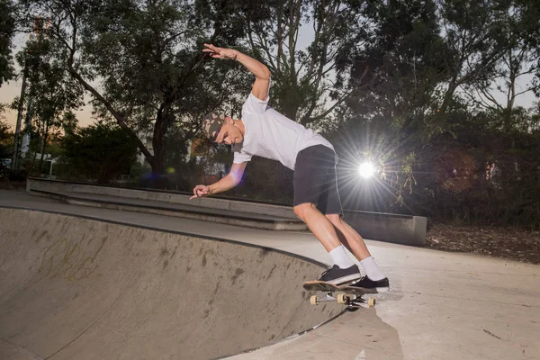 genç Amerikalı adam pratik radikal paten kurulu hileler zevk eğlenceli atlar sahip ve stunts pateni beton yarım boru izlemek 