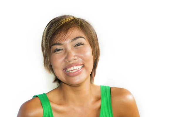 Muda cantik dan bahagia Asia Singapura atau Melayu wanita tersenyum gembira dan cantik terisolasi di latar belakang putih — Stok Foto
