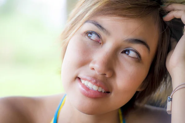 Portrait rapproché de jeune heureuse belle femme asiatique de l'Indonésie regardant rêverie réfléchie et coûteuse et pensant — Photo