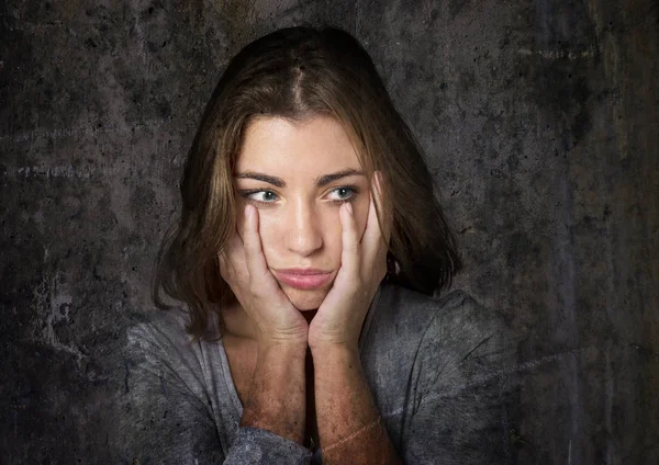 Grunge ausdrucksstarkes Kopfporträt von jungen schönen und süßen blauen Augen Frau, die traurig und deprimiert in Traurigkeit Emotion zerstört aussieht — Stockfoto