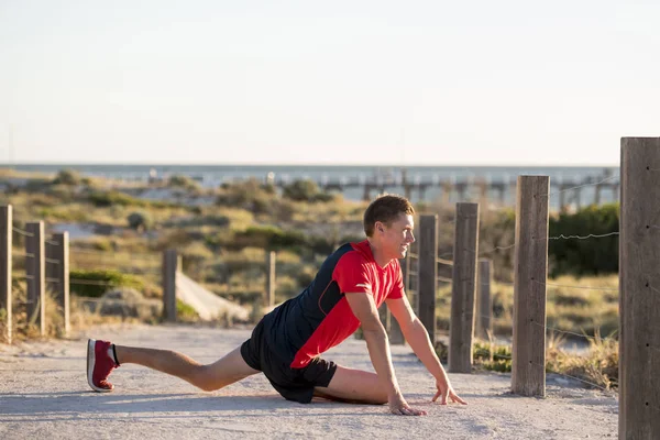 Junge attraktive kaukasische blonde Mann auf seine 30s Stretching Bein i — Stockfoto