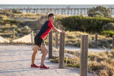 genç çekici beyaz sarışın adam bacak germe onun 30s ben