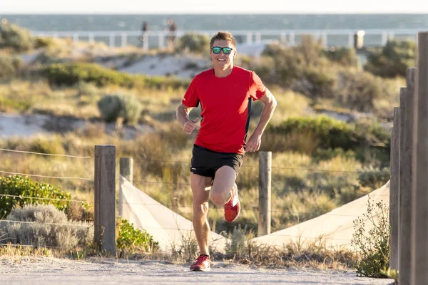 Jovem atraente e feliz homem corredor do esporte com ajuste e forte treinamento corporal saudável na pista off-road no verão exercício de corrida — Fotografia de Stock