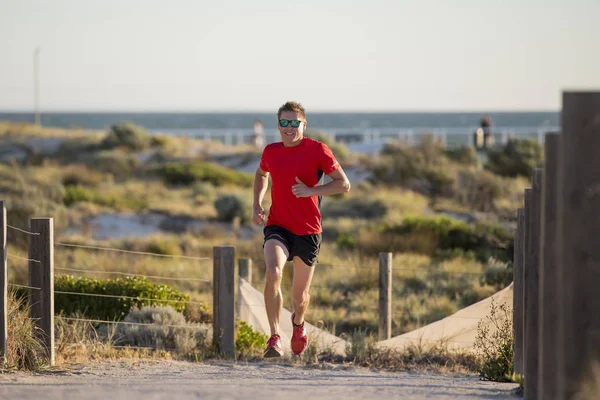 Junger attraktiver und glücklicher Sportler mit fittem und kräftigem gesunden Körpertraining auf der Offroad-Strecke im Sommer-Lauftraining — Stockfoto