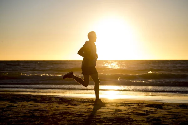 Silhouette atlet muda dinamis pelari manusia dengan tubuh yang cocok kuat — Stok Foto