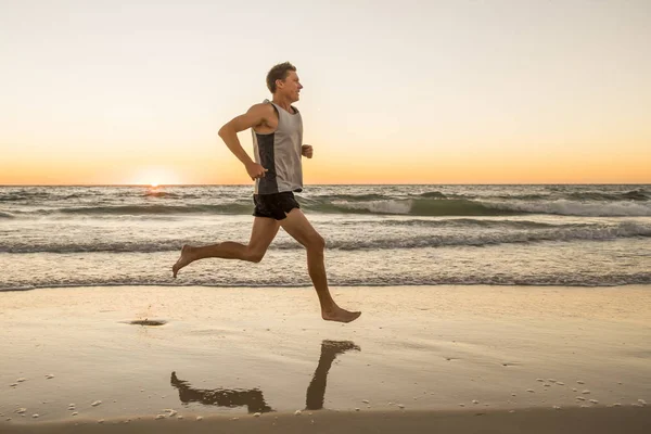 Athletische Fitness und kräftiges Runner-Man-Training am sommerlichen Sonnenuntergang-Strand beim Strandlauf und Fitness-Workout bei Sport und gesundem Lebensstil — Stockfoto