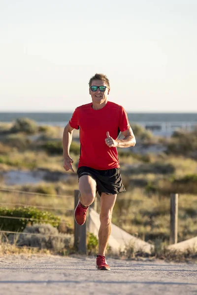 젊은 매력과 행복 스포츠 주자 남자 적합 및 여름 운동 실행에로 트랙에 강한 건강 한 신체 훈련 — 스톡 사진
