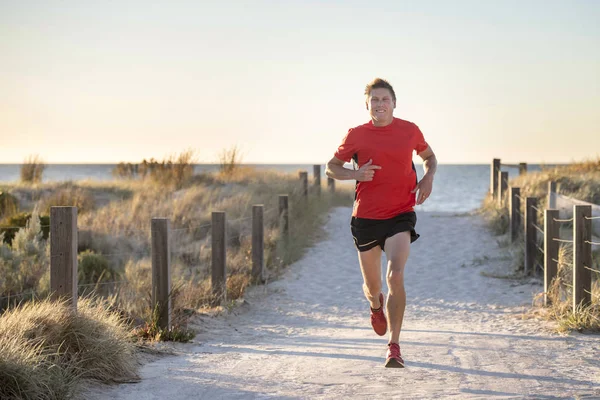 Junger attraktiver und glücklicher Sportler mit fittem und kräftigem gesunden Körpertraining auf der Offroad-Strecke im Sommer-Lauftraining — Stockfoto