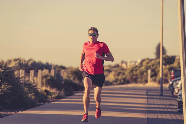 Junger attraktiver und glücklicher Sportler mit fittem und kräftigem gesunden Körpertraining auf der Offroad-Strecke im Sommer-Lauftraining — Stockfoto