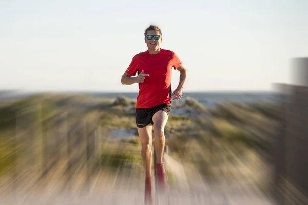 Genç çekici ve mutlu spor Çalıştırıcısı adamla zinde ve güçlü sağlıklı beden eğitimi egzersiz çalıştıran yaz aylarında yol kapalı — Stok fotoğraf