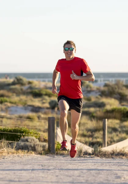 Junger attraktiver und glücklicher Sportler mit fittem und kräftigem gesunden Körpertraining auf der Offroad-Strecke im Sommer-Lauftraining — Stockfoto