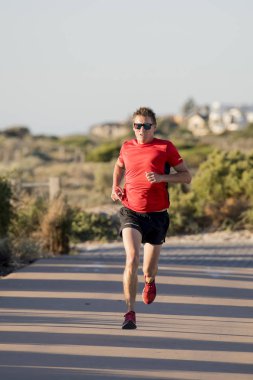 genç çekici ve mutlu spor Çalıştırıcısı adamla zinde ve güçlü sağlıklı beden eğitimi egzersiz çalıştıran yaz aylarında yol kapalı