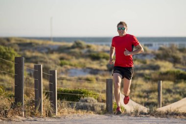 genç çekici ve mutlu spor Çalıştırıcısı adamla zinde ve güçlü sağlıklı beden eğitimi egzersiz çalıştıran yaz aylarında yol kapalı