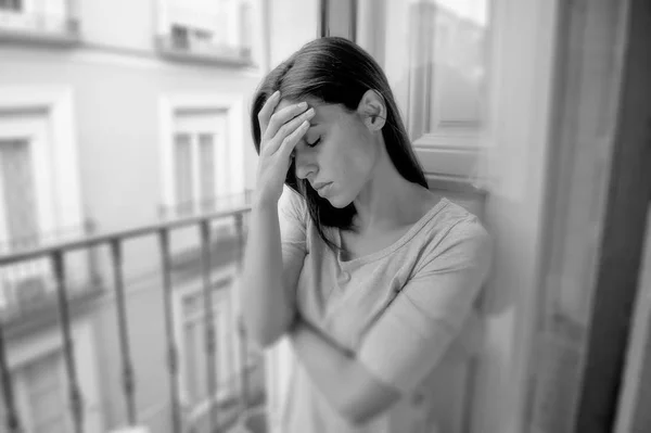 Triste desesperada chica hispana en casa balcón buscando deprimido sufrimiento terrible migraña dolor de cabeza trastorno o depresión —  Fotos de Stock