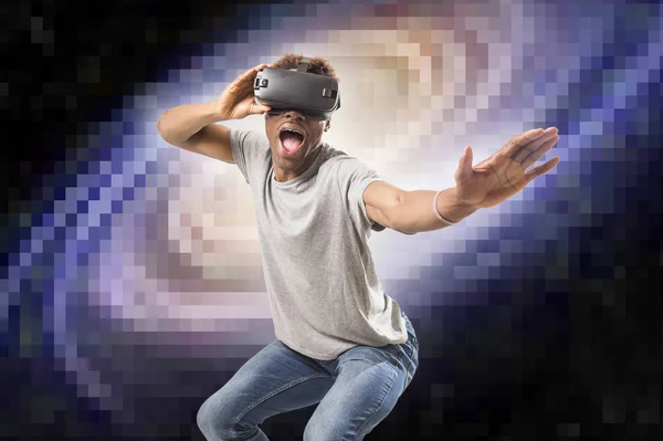 Junge attraktive schwarze afroamerikanische Mann mit vr Virtual-Reality-3D-Brille spielt Raumfahrt-Videospiel mit verpixelten Computerplaneten — Stockfoto
