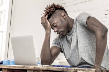 çalışma endişe ve yorgun dizüstü bilgisayarınızla vurguladı stres evde genç umutsuz ve bunalmış siyah afro Amerikan öğrenci adam