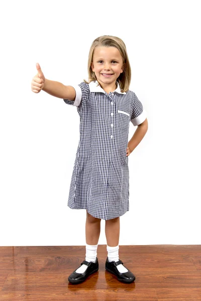 Gülümseyen giyen okul üniforması beyaz arka plan üzerinde izole heyecanlı — Stok fotoğraf
