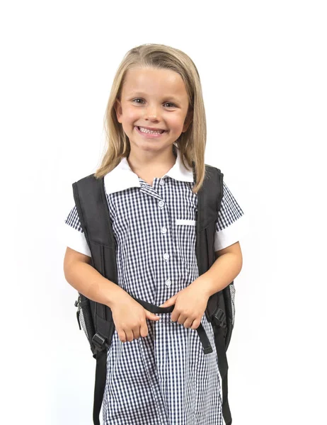 Güzel ve mutlu çocuk kız 6-8 yaşında sarı saçlı ve mavi gözler gülümseyen heyecan giyen okul üniforması ve üzerinde beyaz izole sırt çantası — Stok fotoğraf