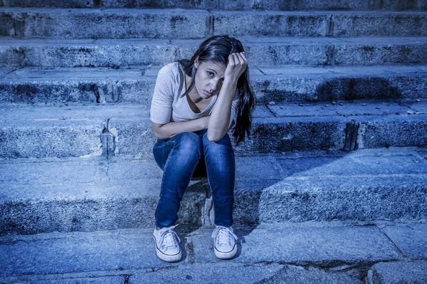 Expresionista retrato editado de una joven mujer triste y deprimida o adolescente sentada sola en la escalera de la calle mirando desesperada y sufriendo —  Fotos de Stock