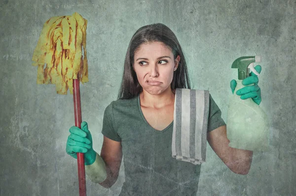 Leniwy sprzątaczka gospodyni lub dom pokojówka usługi czyszczenia dziewczyna wyglądał na zmęczonego i sfrustrowany, trzyma mopa i natrysku detergentu — Zdjęcie stockowe