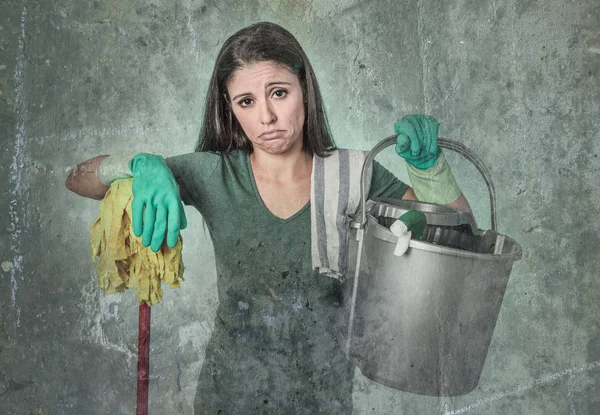 Καθαρισμό γυναίκα νοικοκυρά ή σπίτι καμαριέρας υπηρεσία καθαρότερο κοπέλα ψάχνει κουρασμένοι και απογοητευμένοι κρατώντας σφουγγαρίστρα και τον κάδο πλύσης — Φωτογραφία Αρχείου