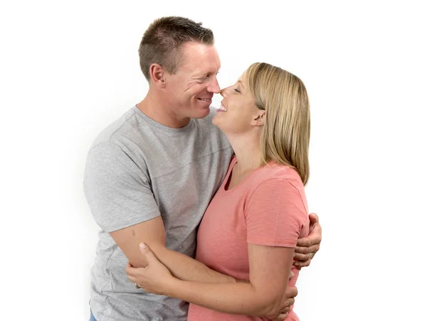Giovane attraente coppia felice in amore cercando dolce e allegro in moglie e marito o fidanzata e fidanzato concetto di relazione di successo — Foto Stock