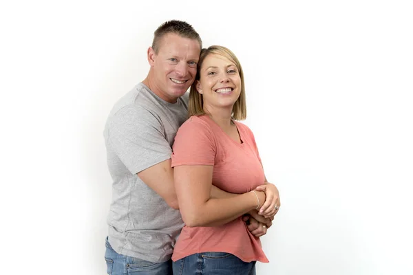 Jovem casal feliz atraente no amor olhando doce e alegre na esposa e marido ou namorada e namorado conceito de relacionamento bem sucedido — Fotografia de Stock