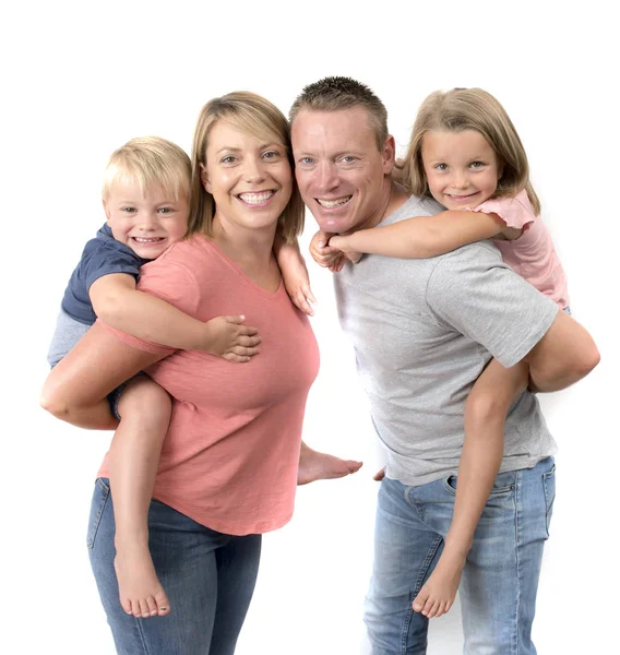 Família americana feliz e bonita com marido e mulher carregando em suas costas pequeno filho e adorável jovem filha no amor pais e filhos — Fotografia de Stock