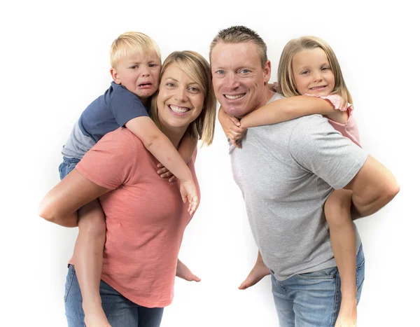 Glückliche und schöne amerikanische Familie mit Mann und Frau, die ihren kleinen Sohn und ihre schöne kleine Tochter auf dem Rücken tragen, verliebte Eltern und Kinder — Stockfoto