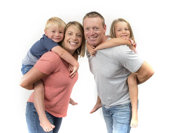 Feliz y hermosa familia americana con marido y mujer llevando en su espalda pequeño hijo y encantadora hija joven en el amor padres e hijos —  Fotos de Stock