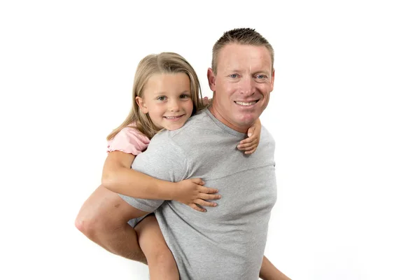 Young attractive and happy man carrying his sweet beautiful 7 ye — Stock Photo, Image