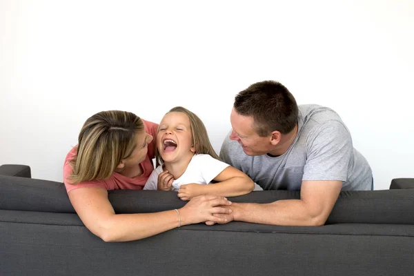 Giovane bella e felice coppia caucasica con madre e padre — Foto Stock