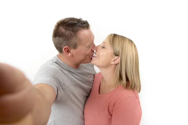 Junge schöne glückliche und attraktive romantische Paar mit Mann und Frau oder Freundin und Freund Selfie Selbstporträt Foto — Stockfoto
